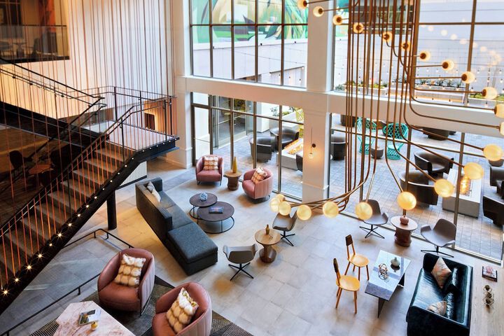 Lobby lounge