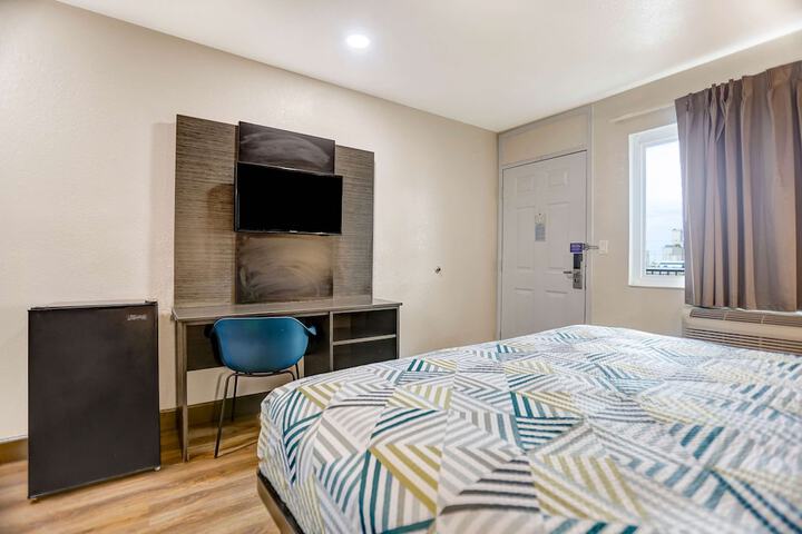1 King Bed Refrigerator (2 of 4)