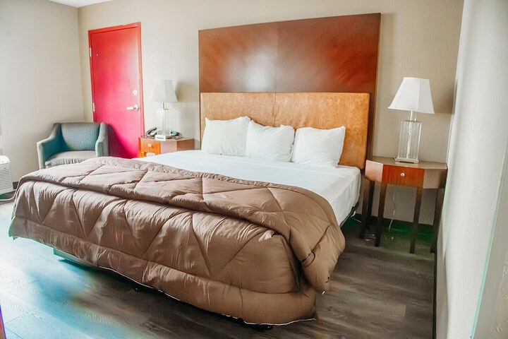 1 King Bed (3 of 17)
