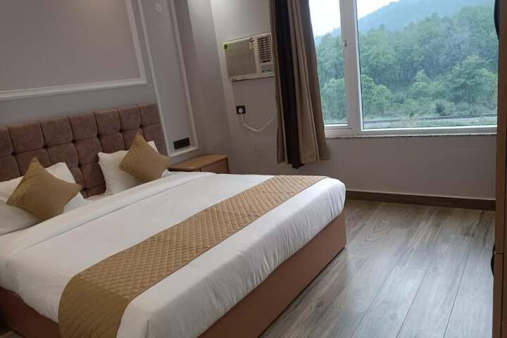 Room 5 of 8