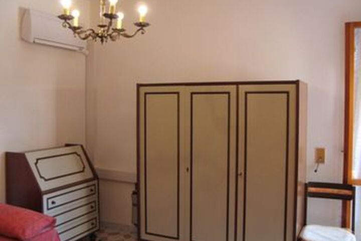 Room 6 of 18
