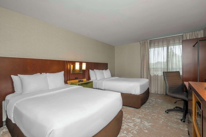 2 Queen Beds (8 of 12)