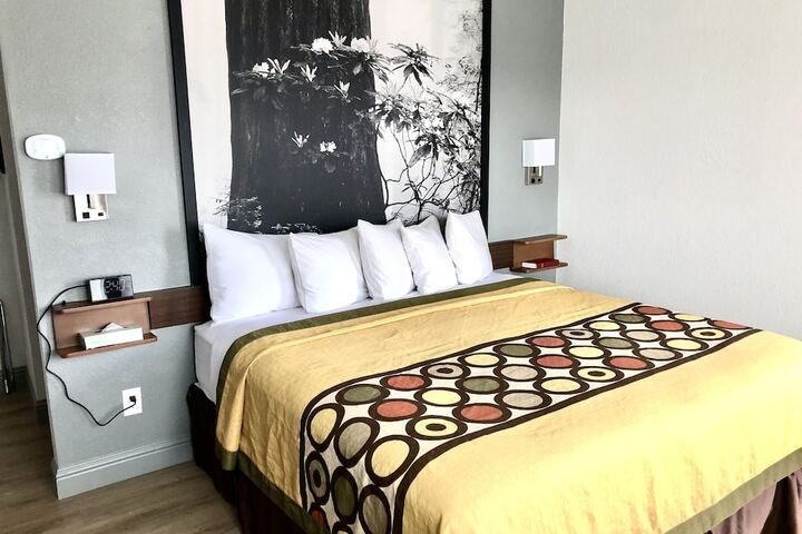 1 King Bed (9 of 23)