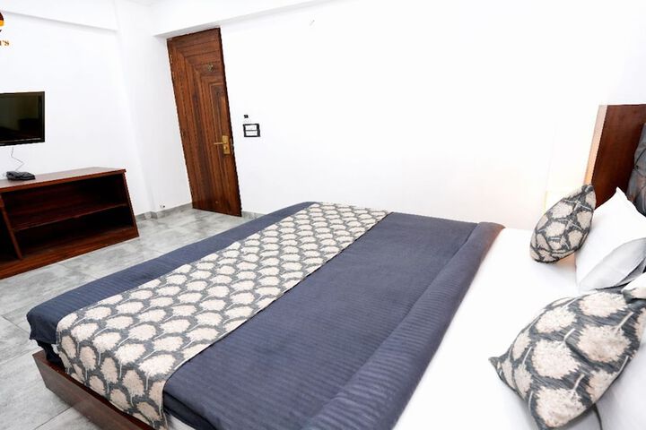 Room 4 of 13
