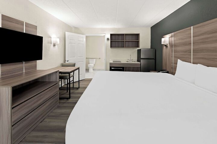1 King Bed (4 of 10)