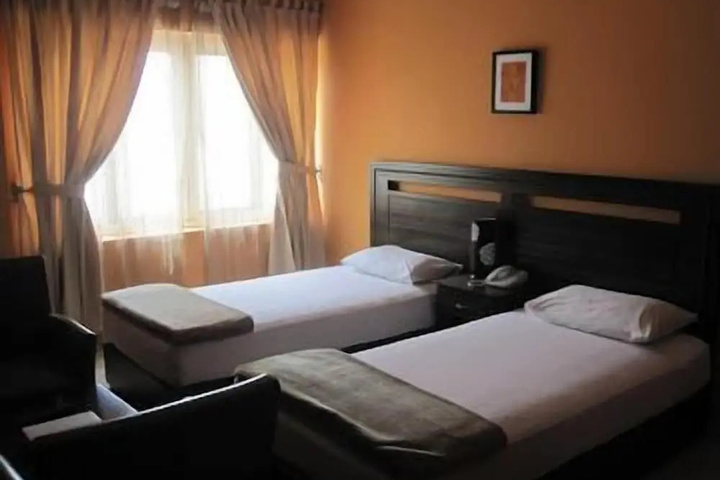 Room 4 of 12