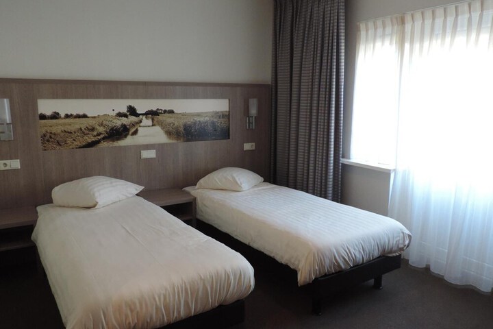 Room 6 of 33