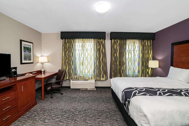 1 King Bed (4 of 17)