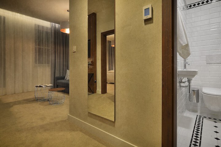 Room 13 of 74
