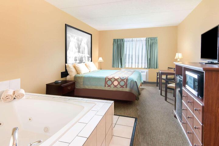 1 King Bed Deluxe Room (3 of 7)