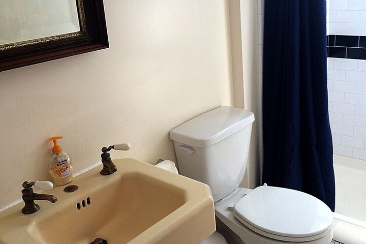 Basic Double Room 1 Queen Bed Shared Bathroom (11 of 14)