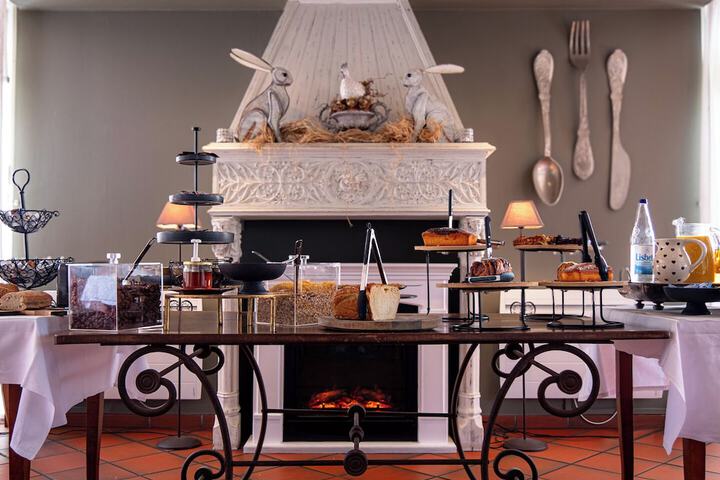 Breakfast/Coffee Service 26 of 37