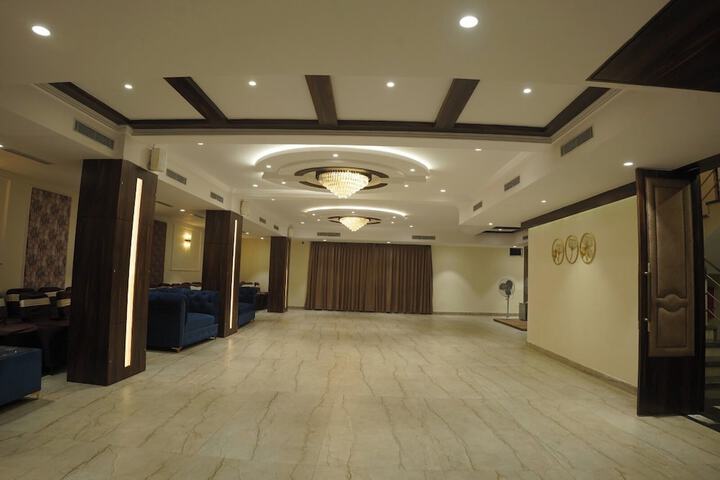 Ballroom/Hall 24 of 29