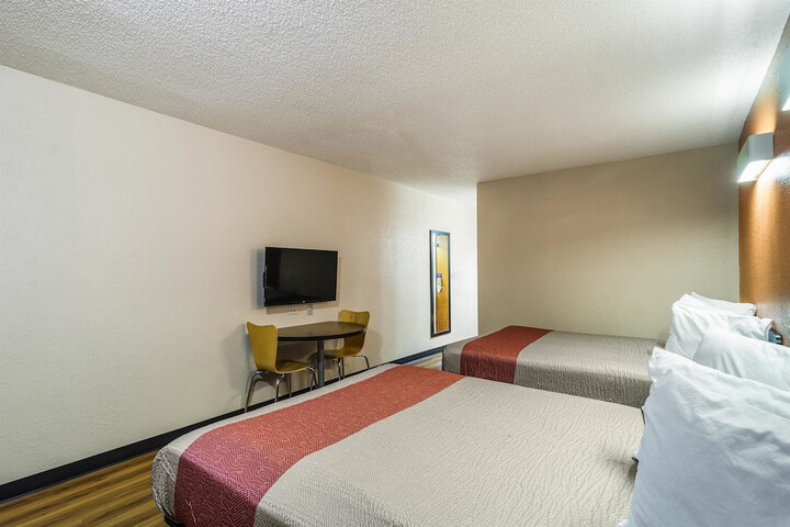 Queen Room Disability Accessible (5 of 8)