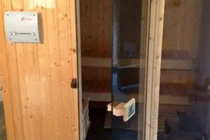 Room 5 of 12