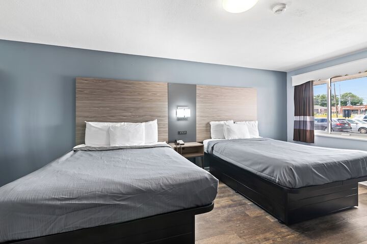 1 Queen Bed (1 of 12)