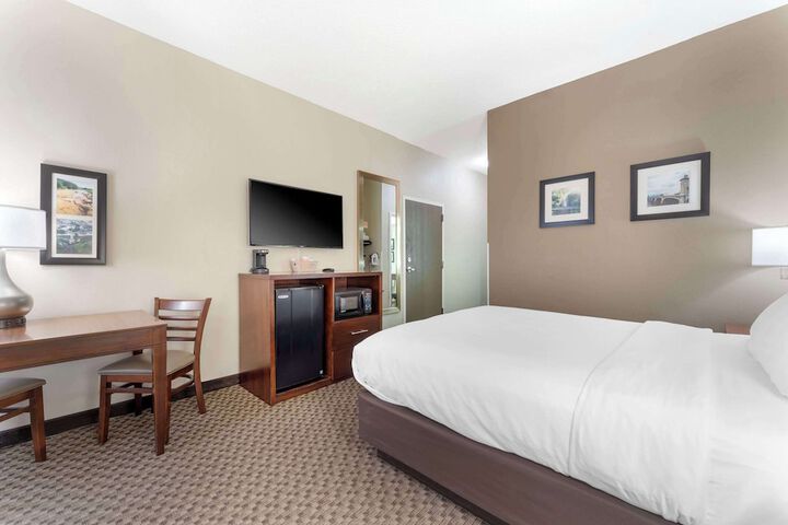 Queen Bed Accessible (6 of 9)