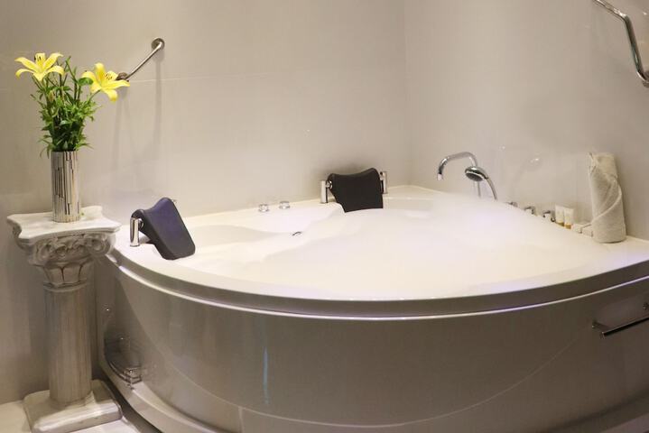 Hot Tub 38 of 60