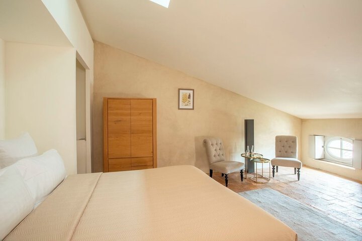 Room 32 of 105