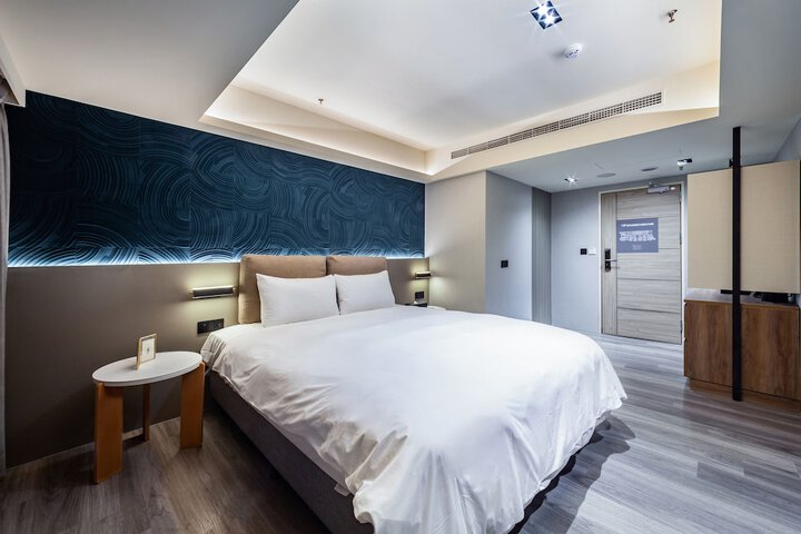 Room 4 of 16