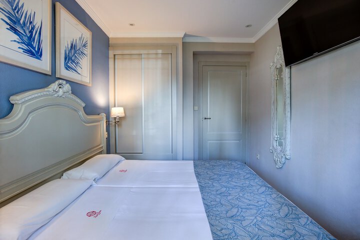 Room 9 of 32