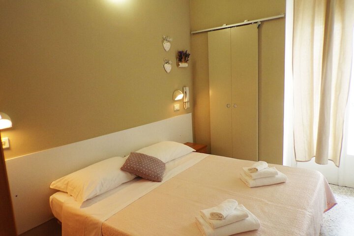 Room 12 of 30