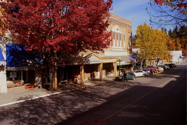 Mountain Hound Inn in Nelson, BC