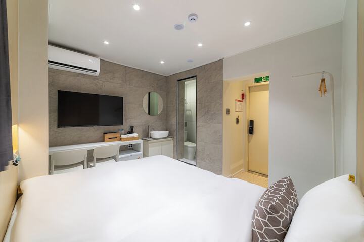 Room 9 of 84