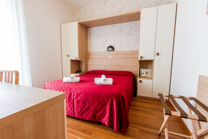 Room 7 of 32