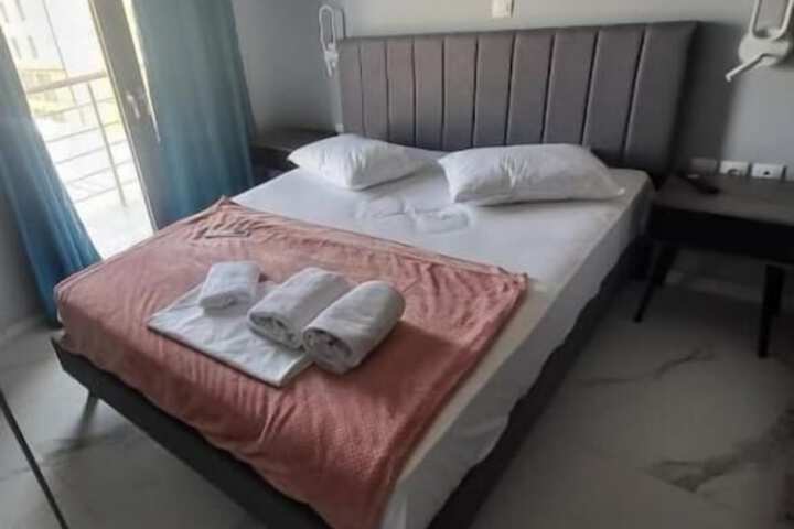 Room 9 of 28