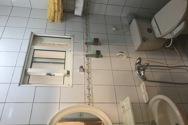 Room 5 of 8