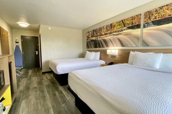 2 Queen Beds (5 of 13)