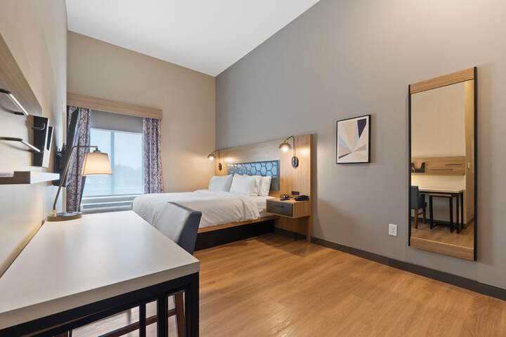 1 Bedroom Suite King Bed (6 of 19)