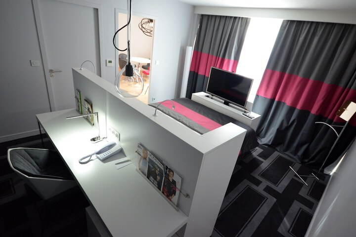 Room 5 of 173