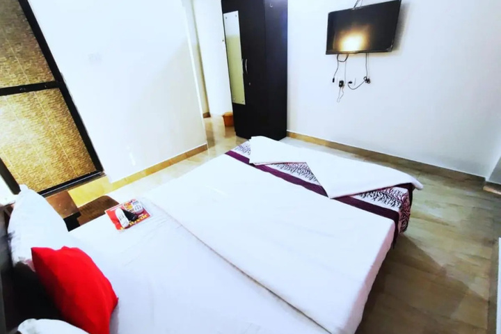 Room 2 of 10