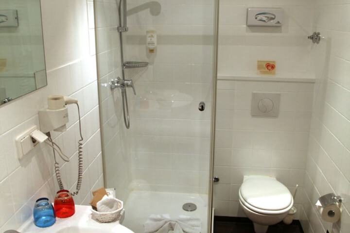 Room 33 of 63