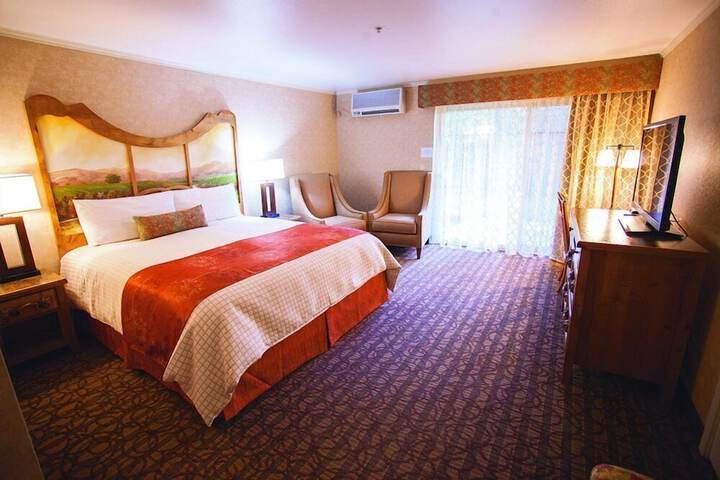 1 King Bed (4 of 13)