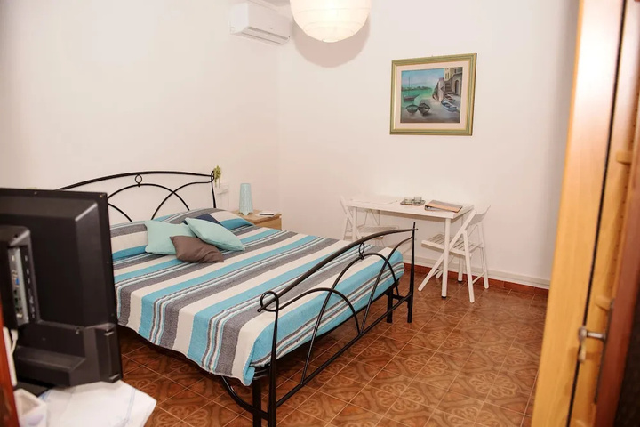 Room 2 of 7