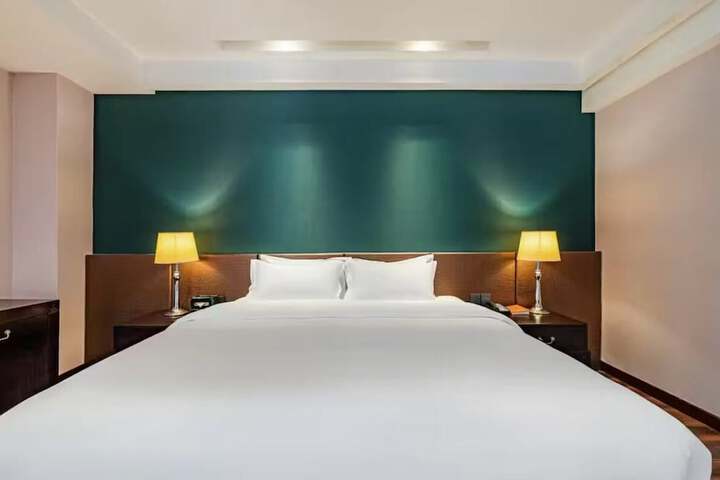 Room 8 of 25