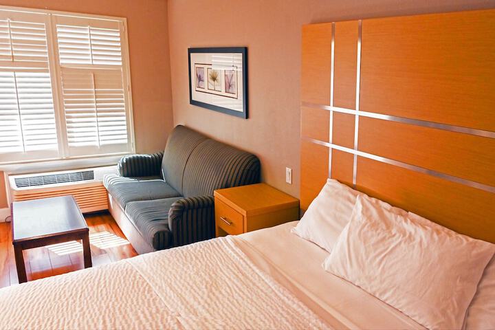 1 Queen Bed (6 of 22)