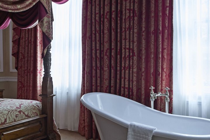 Deep soaking bathtub