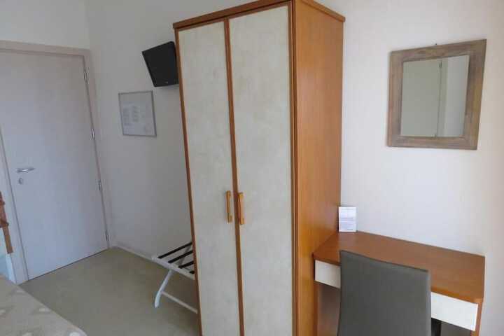 Room 21 of 38