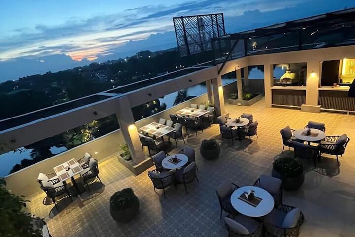 Dining 2 of 7