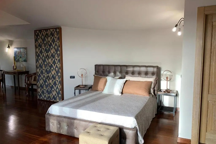 Room 4 of 17
