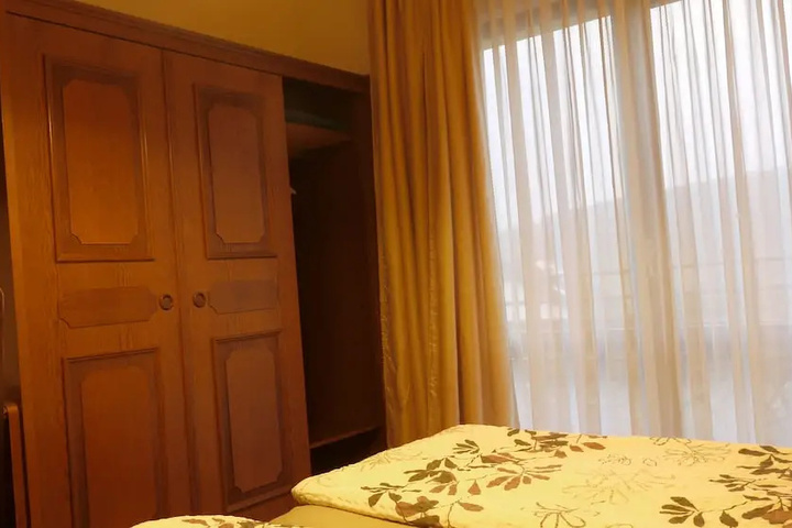 Room 6 of 15