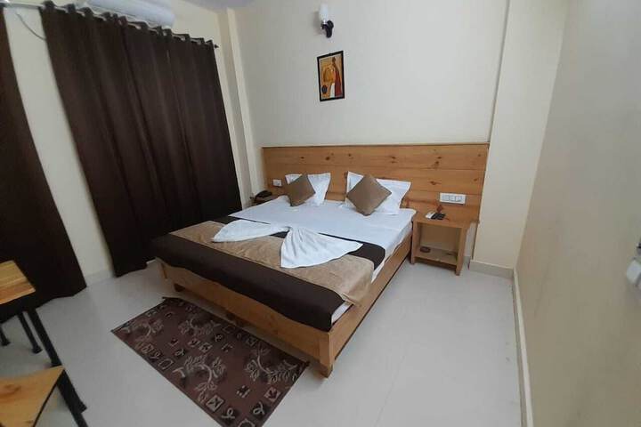 Room 6 of 33