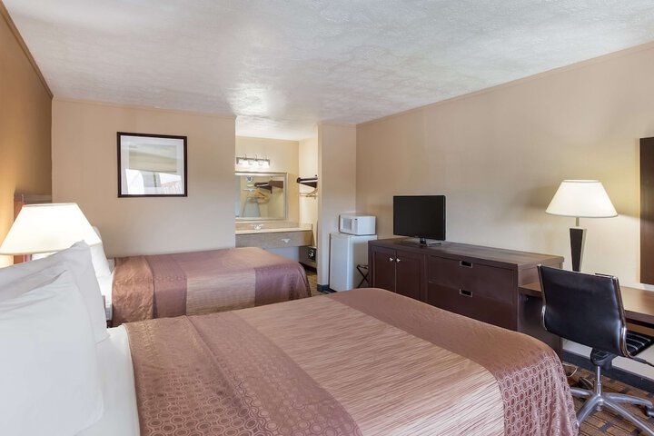 Room 10 of 32