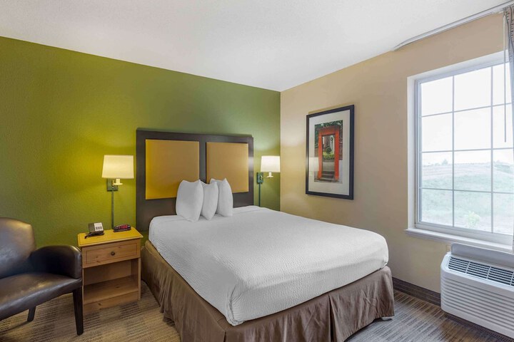 1 Queen Bed Kitchen (6 of 18)