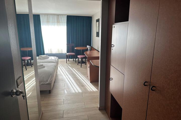 Room 9 of 37