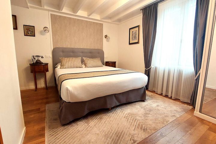 Room 6 of 27